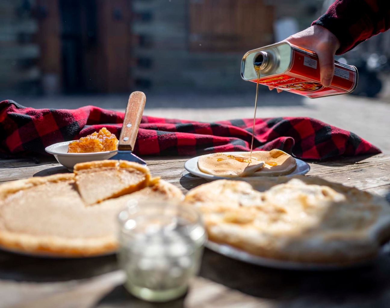 Desserts maison (tarte au sucre, pouding chômeur, tarte aux pommes), cabane à sucre
